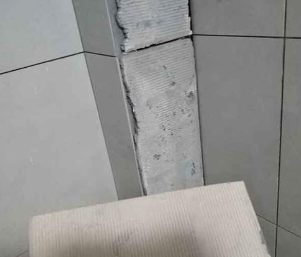 二道瓷砖空鼓维修公司分享下厨房瓷砖脱落的补救措施。